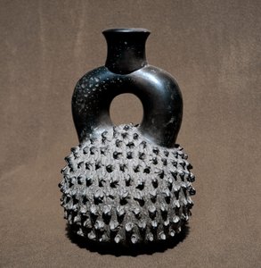 Präkolumbianische Kunst, Cupisnique-Zivilisation: Vase in Form eines Käfers und Granatapfels. 300 v. Chr.-100 n. Chr. Lima, Nationalmuseum für Anthropologie und Archäologie, Peru von Pre Columbian Pre Columbian