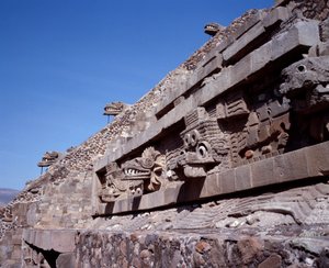 Präkolumbische Zivilisation: Blick auf die Stätte von Teotihuacan: der Tempel von Quetzalcoatl oder Tempel der gefiederten Schlange von Pre Columbian Pre Columbian