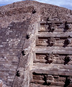 Präkolumbianische Zivilisation: Blick auf die Stätte von Teotihuacan: der Tempel von Quetzalcoatl oder Tempel der gefiederten Schlange. Mexiko