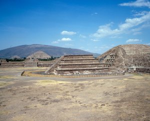 Präkolumbianische Zivilisation: Blick auf die Stätte von Teotihuacan (300 v. Chr. - 600 n. Chr.): der Tempel (oder die Pyramide) der Sonne von Pre Columbian Pre Columbian