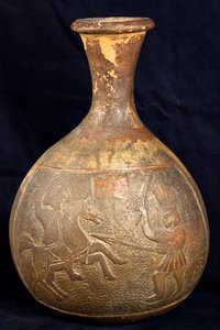 Flasche, die einen Kampf zwischen einem Reiter und einem Krieger zu Fuß darstellt von Precolombian Precolombian