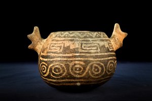 Kugelförmige Keramik mit zoomorpher Dekoration / Präkolumbianische Kunst