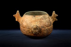 Kugelförmige Keramik mit zoomorpher Dekoration / Präkolumbianische Kunst