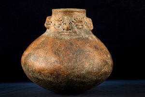 Kugelförmige Keramik mit cephalomorphem Hals / Präkolumbianische Kunst