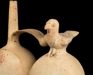 Weiße Keramik mit Doppelkörper und Brückengriff / Chanc-Kultur von Precolombian Precolombian