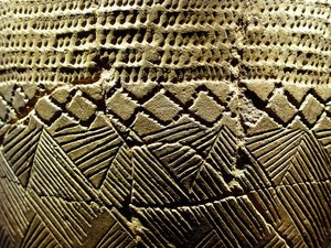 Töpferware mit „Kammzahn“-Dekor, ca. 8000 v. Chr. der Jungsteinzeit, Amsa-Dong, Korea. Fotografie, Seoul National Museum, Republik Korea von Prehistoric Prehistoric