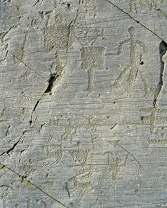 Urgeschichte, Camunni-Zivilisation, Felskunst: Gravuren von Hirschjagdszenen und Alltagsleben in einem Dorf. Zeitraum zwischen dem Neolithikum und der Bronzezeit. Capo di Ponte, Parco nazionale delle incisioni rupestri di Naquane, Valcamonica, Val Camonica