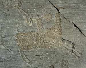 Vorgeschichte, Camunni-Zivilisation, Felskunst: Grabfelsen, der einen Krieger zu Pferd mit einem Schild darstellt. Zeitraum zwischen dem Neolithikum und der Bronzezeit. Capo di Ponte, Nationalpark der Felszeichnungen von Naquane, Valcamonica, Italien