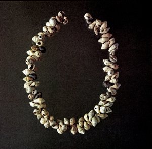 Vorgeschichte, Steinzeit: Muschelkette aus der Höhle von Polesine, Venetien. Mittleres Neolithikum. Rom, Museo Nazionale Preistorico Etnografico Luigi Pigorini von Prehistoric Prehistoric
