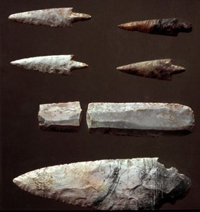 Prähistorie: Pfeilspitzen und Feuerstein aus der Nekropole von Cantalupo-Mandela, Lazio. Kupferzeit. 2200 v. Chr. Rom, Museo Nazionale Preistorico Etnografico Luigi Pigorini