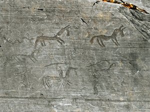 Vorgeschichte, Zivilisation der Camunni, Felskunst: ein Grabfelsen mit einer Jagdszene, ein Jäger schwingt einen Speer. Zeitraum zwischen dem Neolithikum und der Bronzezeit. Capo di Ponte, Parco nazionale delle incisioni rupestri di Naquane, Valcamonica, V