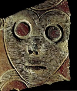 Vorgeschichte: Fragment eines Tonvasen mit Maskendekor von einem Fundort in der Nähe von Vosnesenovka (Russland). 3000 v. Chr., Neolithikum. Museum für Archäologie und Ethnographie der Sibirischen Abteilung der Russischen Akademie der Wissenschaften, Nowos