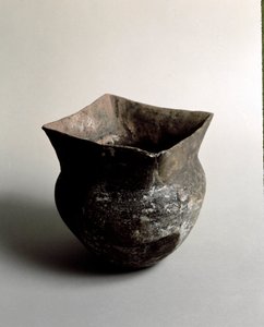 Vorgeschichte: Terrakottavase mit quadratischer Öffnung aus dem Neolithikum aus der Caverna Delle Arene in Candide (Ligurien). Pegli, Museo Villa Pallavicini von Prehistoric Prehistoric