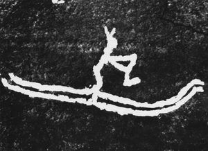Die älteste plastische Darstellung des Skifahrens: Felsgravur in Roedoey Tjoetta in Nordnorwegen, entdeckt von Gostrom Cjessing im Jahr 1933 und datiert auf etwa 4000 v. Chr.
