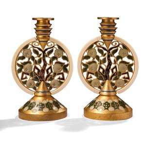 Ein Paar vergoldete Bronze-Emaille- und Elfenbein-Kerzenhalter, ca. 1907