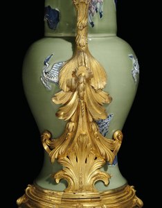 Eine von einem Paar Louis XV Kannen, Porzellan 1662-1722, Montierungen ca. 1745-49 von Qing Dynasty   Kangxi Period Chinese School