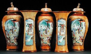 Ein cafe au lait Grund famille rose fünfteilige Garnitur, Qianlong-Periode von Qing Dynasty Chinese School