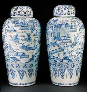 Ein Paar blau-weiße Soldatenvasen, ca. 1700 von Qing Dynasty Chinese School