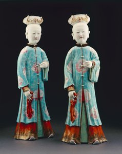 Ein Paar weibliche Figuren, Qianlong-Periode, 1736-95 (Porzellan)