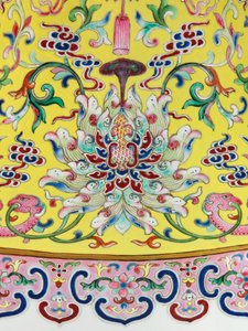 Detail (von einem Paar kaiserlicher Famille-Rose-Vasen)