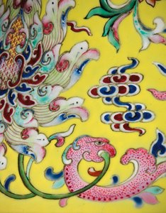 Detail von einem Paar kaiserlicher Famille-Rose-Vasen