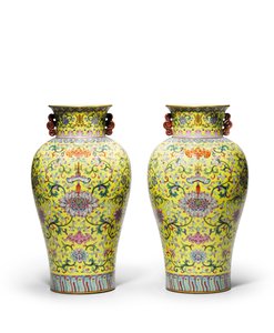 Paar gelber famille rose Vasen (Keramik) von Qing Dynasty   Jiaqing Period Chinese School