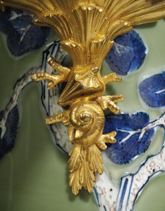 Einer von einem Paar Louis XV Kannen, Porzellan 1662-1722, Montierungen ca. 1745-49