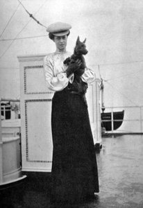 Prinzessin Victoria 1868-1935 mit Mac an Bord der königlichen Yacht Victoria und Albert III, 1908