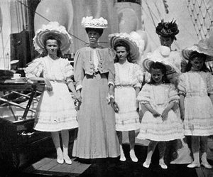 Die Mutter, Schwester und Kinder von Zar Nikolaus II. 1868-1918 von Russland, 1908