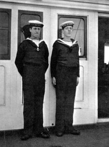 Zwei Schiffsjungen auf der königlichen Yacht Victoria und Albert III von Queen Alexandra