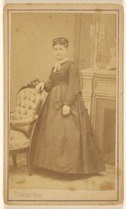 Unbekannte Frau, stehend von R. Girard