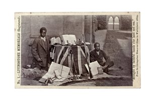 James Chuma und Abdullah Susi mit David Livingstone-Artefakten, Newstead Abbey, England, Juni 1874 von R. and Son Allen