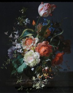 Blumen in einer Glasvase mit einer Tulpe