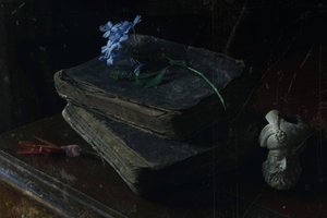 Antike Bücher und blaue Blüten von Ramiz Sahin