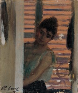 Frau hinter einem Fensterladen