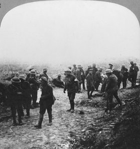 Versorgung der Verwundeten an der Menin-Straße, Ypern, Flandern, Belgien, Erster Weltkrieg, ca. 1914-1918 von Realistic Travels Publishers