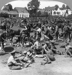 Britische Kavallerietruppen ruhen sich in einem französischen Dorf aus, Erster Weltkrieg, ca. 1914-1918 von Realistic Travels Publishers