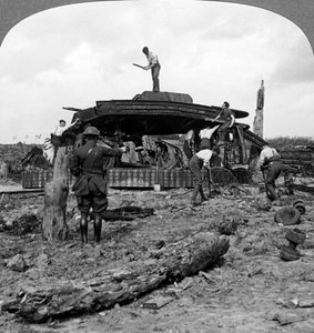 Ingenieure räumen einen zerstörten Panzer von einer Straße, Erster Weltkrieg, 1917-1918
