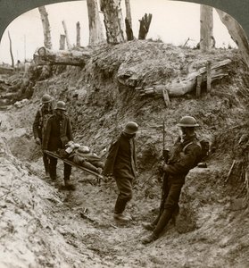 Deutsche Gefangene tragen britische Verwundete, Erster Weltkrieg, 1916