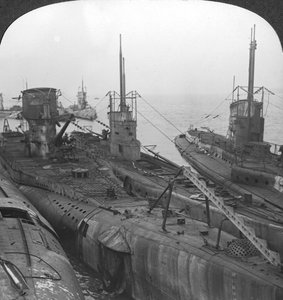 Deutsche U-Boote in einem Hafen am Ärmelkanal gesichert, um 1918-1919