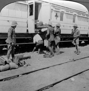 Verwundete Soldaten werden auf einen Lazarettzug verladen, Ostafrika, Erster Weltkrieg, 1914-1918