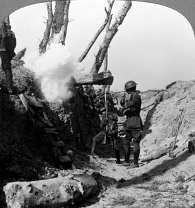 Soldaten warten in den Schützengräben, um anzugreifen, Erster Weltkrieg, 1914-1918 von Realistic Travels Publishers