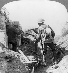 Die Gefangennahme eines deutschen Maschinengewehrschützen, Croisilles, Frankreich, Erster Weltkrieg, um 1917-1918 von Realistic Travels Publishers