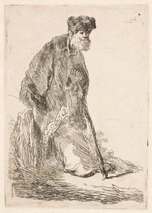Mann in einem Umhang und Fellmütze, der sich gegen eine Böschung lehnt von Rembrandt van Rijn