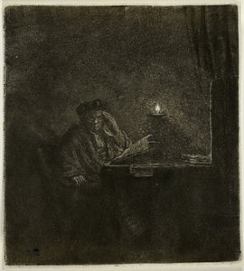 Student an einem Tisch bei Kerzenlicht