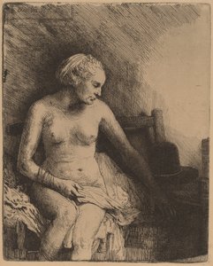 Frau beim Bad mit einem Hut neben ihr