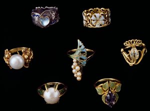 Gold-, Silber- und Kupferringe mit Emaille, Opal, Perlen, Amethysten und Brillanten von Rene Jules Lalique