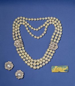 Auswahl an Perlenschmuck: dreireihige Perlenkette mit Diamantclips; boutonförmige Südsee-Kulturperlenohrringe; Gold- und Emaille-Brosche von Lalique, ca. 1900 von Rene Jules Lalique