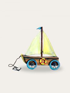 Verspieltes Spielzeugsegelboot