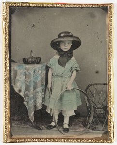 Porträt eines Mädchens, das einen Reifen an einem Tisch hält, ca. 1840-1890 von John Pardon